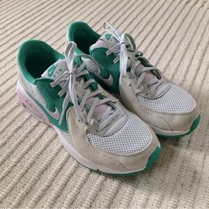 Womens size 7 nike air max excee